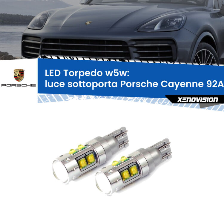 <strong>Luce Sottoporta LED 6000k per Porsche Cayenne</strong> 92A 2010 in poi. Lampadine <strong>W5W</strong> canbus modello Tube, luce bianco lunare, lunga durata e compatibilità.