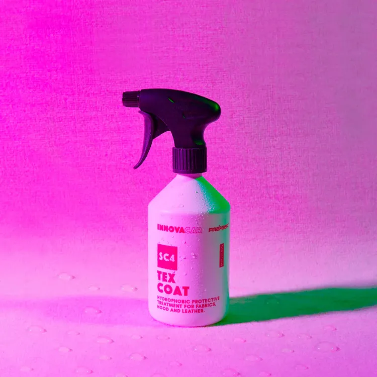 Protettivo spray <b>impermeabilizzante per tessuti e pelle</b> dell'auto, con effetto oleo-idrorepellente fino a 6 mesi. Facile da applicare, asciuga rapidamente e rende la pulizia più semplice.