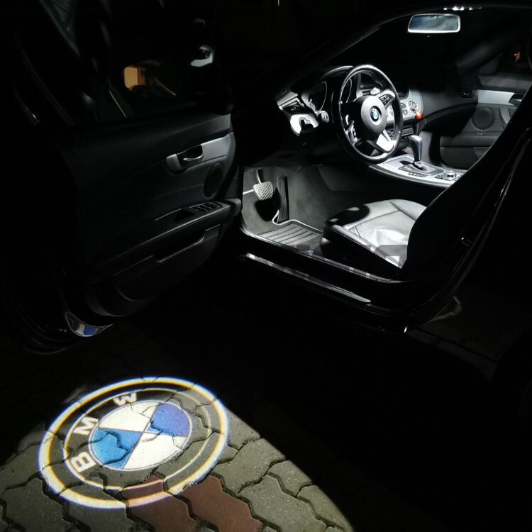 BMW: la luce della portiera proietta il logo 